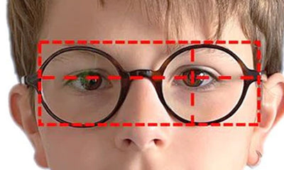 Tuo figlio usa gli occhiali per correggere un difetto visivo ?
